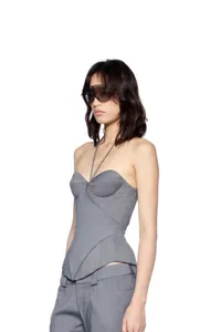 Λεπτομέρεια γκρι κορσέ τοπ με λαιμόκοψη halter, στενή εφαρμογή και ασύμμετρο τελείωμα