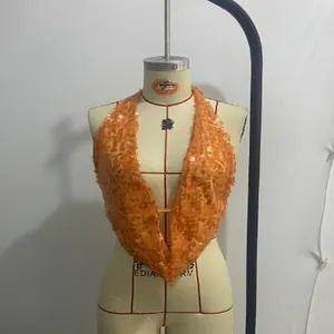 Vista detallada de un top halter sexy con lentejuelas naranjas para mujer en maniquí.