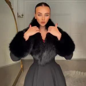 Manteau d'hiver noir élégant avec un col et des poignets en fourrure amovibles.