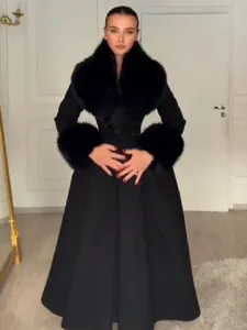 Manteau long élégant en laine noire avec col en fourrure et taille cintrée pour l'hiver
