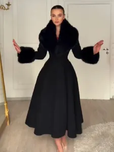 Manteau long en laine noir cintré avec grand col et poignets en fourrure amovibles pour l'hiver
