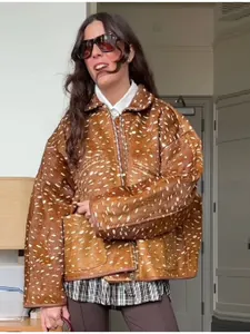 Stijlvolle herfstjas voor dames met uniek hertenvlekpatroon en oversized pasvorm van imitatiebont