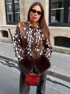 Elegante faux fur damesjas met hertenstippenpatroon, opstaande kraag en bontmanchetten.