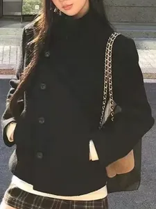Cappotto corto in lana nera da donna con collo alto e bottoni grandi per l'inverno