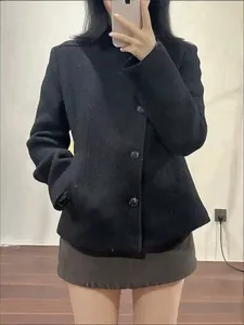 Elegante cappotto corto in lana nera da donna con colletto alto e bottoni avanti