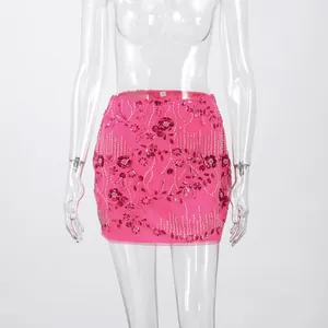 Eleganter Hot Pink Minirock mit floralen Pailletten und Perlenstickerei auf einer Puppe