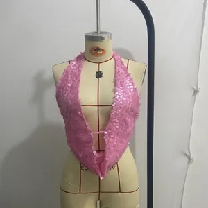 Vista detallada de un top halter sexy con lentejuelas rosas en un maniquí de exhibición