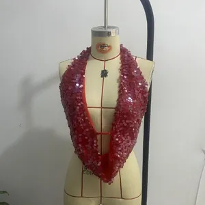 Vista detallada del top halter de lentejuelas rojas con escote en V profundo y espalda