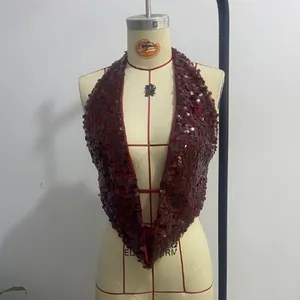 Primer plano de la textura de lentejuelas granates en un top sexy con cuello halter