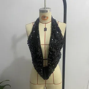 Vista frontal detallada de un sexy top de lentejuelas negras con cuello halter