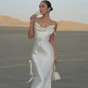 Elegantes weißes Satin-Maxikleid mit Wasserfall-Ausschnitt für Urlaub und Abend