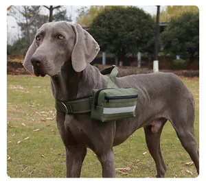 Detailansicht der olivgrünen taktischen Hundetasche mit gut sichtbaren Reflexstreifen