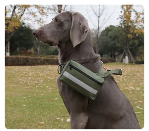 Detailansicht einer olivgrünen taktischen Hundetasche mit Reflexstreifen am Hund