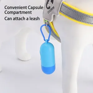 Draagbare blauwe hondenpoepzakjesdispenser in capsulevorm met stevige karabijnhaak