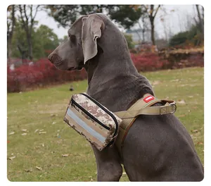 Nahaufnahme der taktischen Camouflage-Hundetasche mit Reflektorstreifen auf dem Geschirr