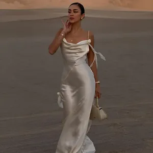 Elegantes champagnerfarbenes Satin-Maxikleid mit Wasserfallausschnitt in der Wüste.
