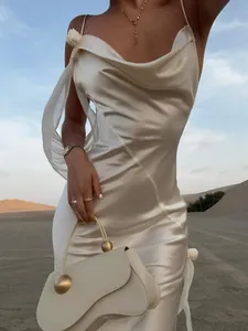 Detailansicht eines eleganten elfenbeinfarbenen Satin-Slippkleides mit Wasserfallausschnitt