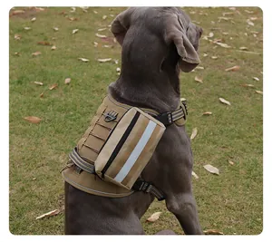 Nahaufnahme einer taktischen Hundezubehörtasche mit Reflexstreifen am Hundegeschirr