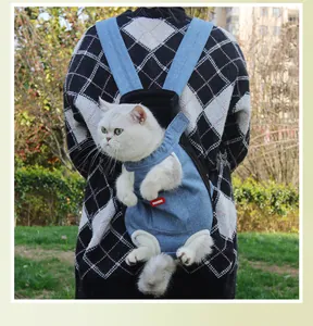 Achteraanzicht van een ademende denim rugzak voor huisdieren met een witte kat