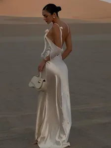 Eleganter weißer rückenfreier Satin-Unterkleid mit Schleifenträgern für Urlaub
