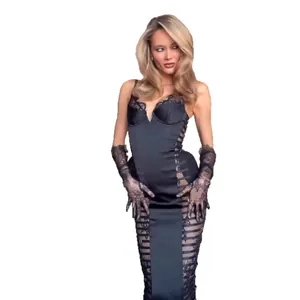 Vestido largo sexy de satén negro con encaje y guantes transparentes a juego elegantes.