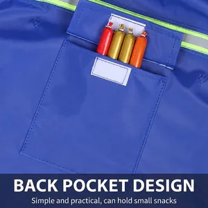 Detalle del bolsillo trasero de un impermeable azul para perros con tiras reflectantes.