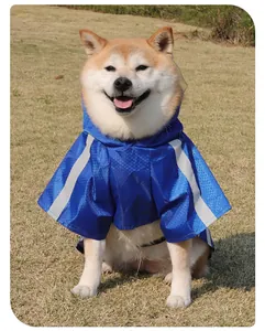 Chubasquero azul impermeable para perro con tiras reflectantes puesto en un perro.
