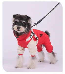 Detalle de un cortavientos impermeable rojo y crema para perros con enganche para correa