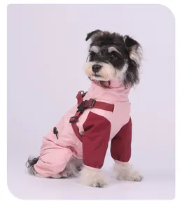 Vista detallada de una chaqueta impermeable rosa para perro con arnés para cachorros