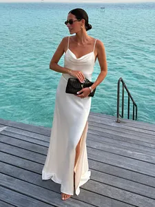 Elegantes weißes Satin-Maxikleid mit Wasserfall-Ausschnitt und Seitenschlitz