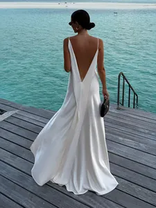 Elegantes weißes rückenfreies Satin-Maxikleid mit Spaghettiträgern für den Urlaub