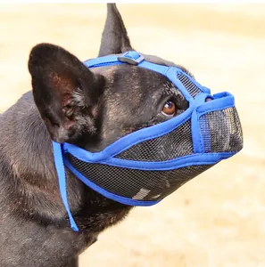 Detailopname van een ademende blauwe hondenmuilkorf voor Franse bulldogs in detail.