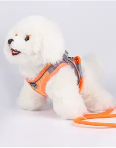 Dettaglio dell'imbracatura per cani in rete arancione traspirante con strisce riflettenti.