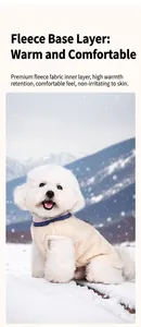 Gilet en polaire crème pour chien porté par un petit chien blanc dans un décor de neige.