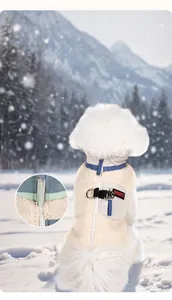 Vue détaillée de la fermeture éclair au dos d'un gilet en polaire pour chien dans la neige.