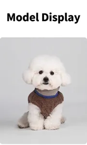 Caniche portant une veste polaire chaude pour chien marron avec col bleu et gris
