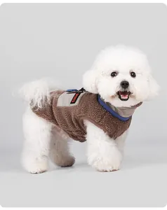 Détail du gilet polaire chaud pour animaux avec anneau de harnais et écusson SPORTS.