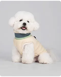 Gilet en polaire pour chien avec col roulé sur un petit chien Bichon Frisé blanc