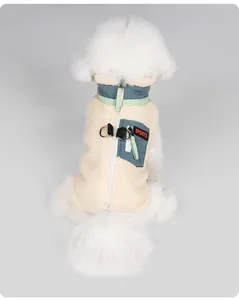 Détail du gilet en polaire chaude pour chien avec anneaux en D et poche sarcelle