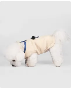 Détail d'une veste polaire crème pour chien avec sangle de harnais bleue