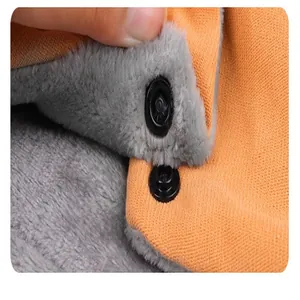 Détail des boutons-pression noirs et de la doublure en polaire grise chaude du manteau.