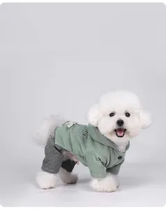 Vue détaillée d'un chien blanc portant une combinaison à capuche d'hiver en flanelle verte