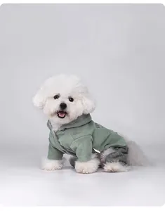 Détail du manteau à capuche vert en flanelle pour chien, chaud pour l'hiver.