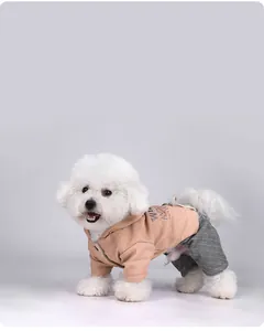 Détail d'un manteau d'hiver chaud pour chien avec capuche, doublure flanelle et pantalon