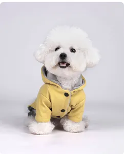 Vue détaillée d'un manteau jaune à capuche pour chien avec doublure polaire