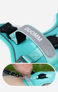 Dettaglio dell'imbracatura riflettente per cani con manico in pelle anti-tiro.