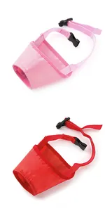 Détail de muselières pour chiens en tissu réglables roses et rouges avec boucles en plastique