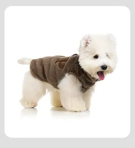 Vue latérale d'un chien blanc portant une veste chaude en velours d'agneau marron