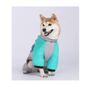 Dettaglio di una tuta imbottita calda per cani in blu e grigio indossata da uno Shiba Inu