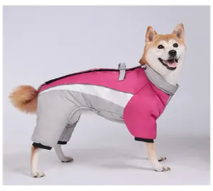 Dettaglio di una tutina riflettente per cani color magenta con fibbia per guinzaglio